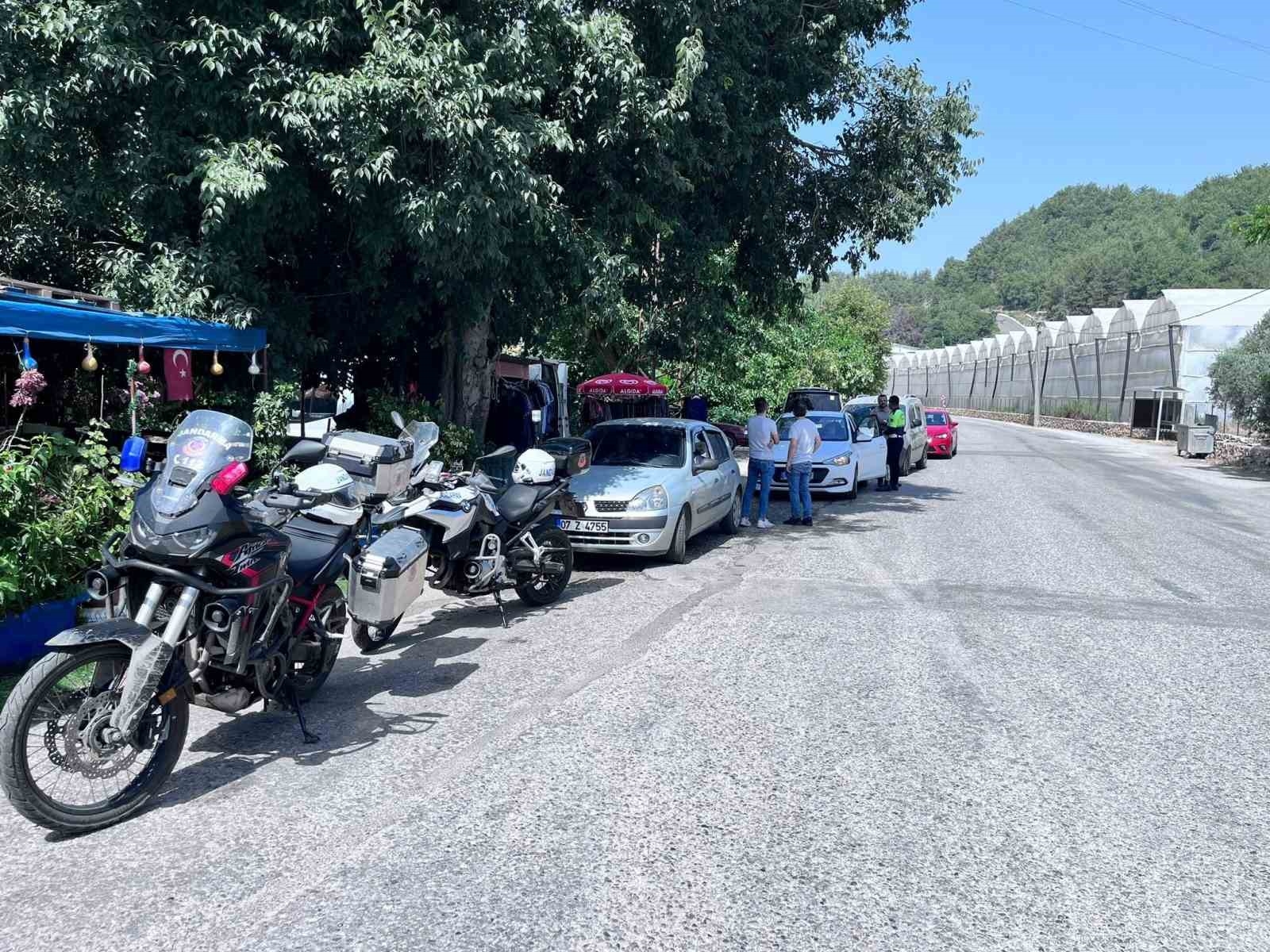 Alanya'da aranan 3 şahıs yakalandı