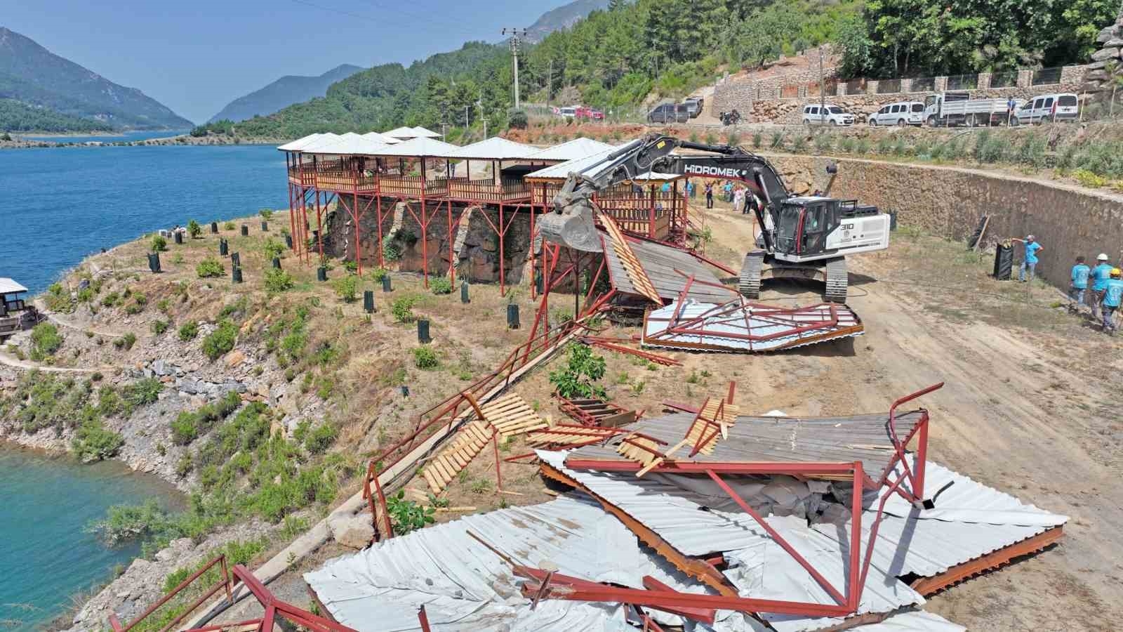 Alanya'da mutlak koruma alanındaki ruhsatsız 34 çardak ve betonarme inşaat yıkıldı