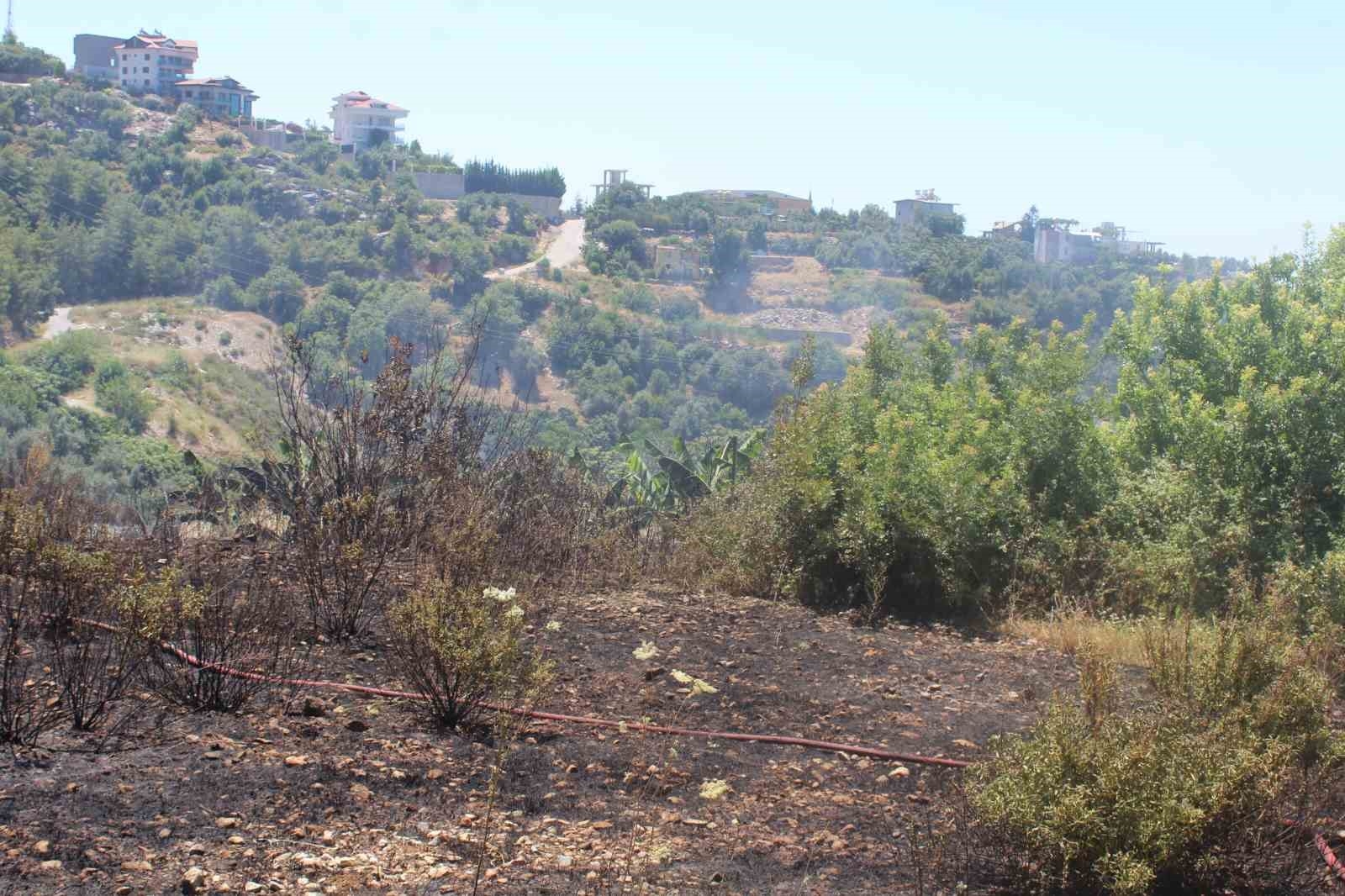 Alanya'da otluk olan yangını itfaiye ekiplerince söndürüldü