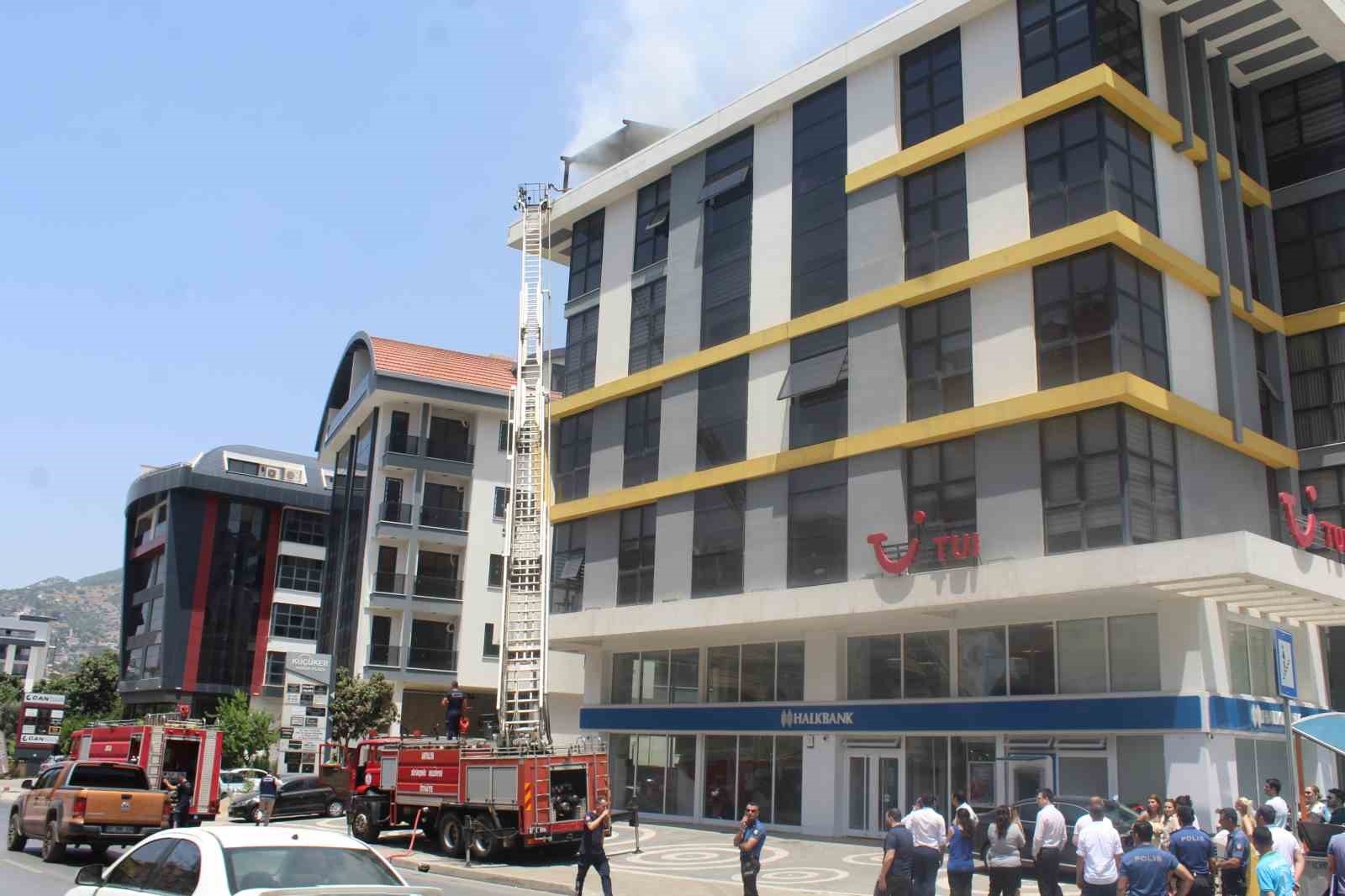 Alanya'da plazada çıkan yangın itfaiye ekiplerince söndürüldü