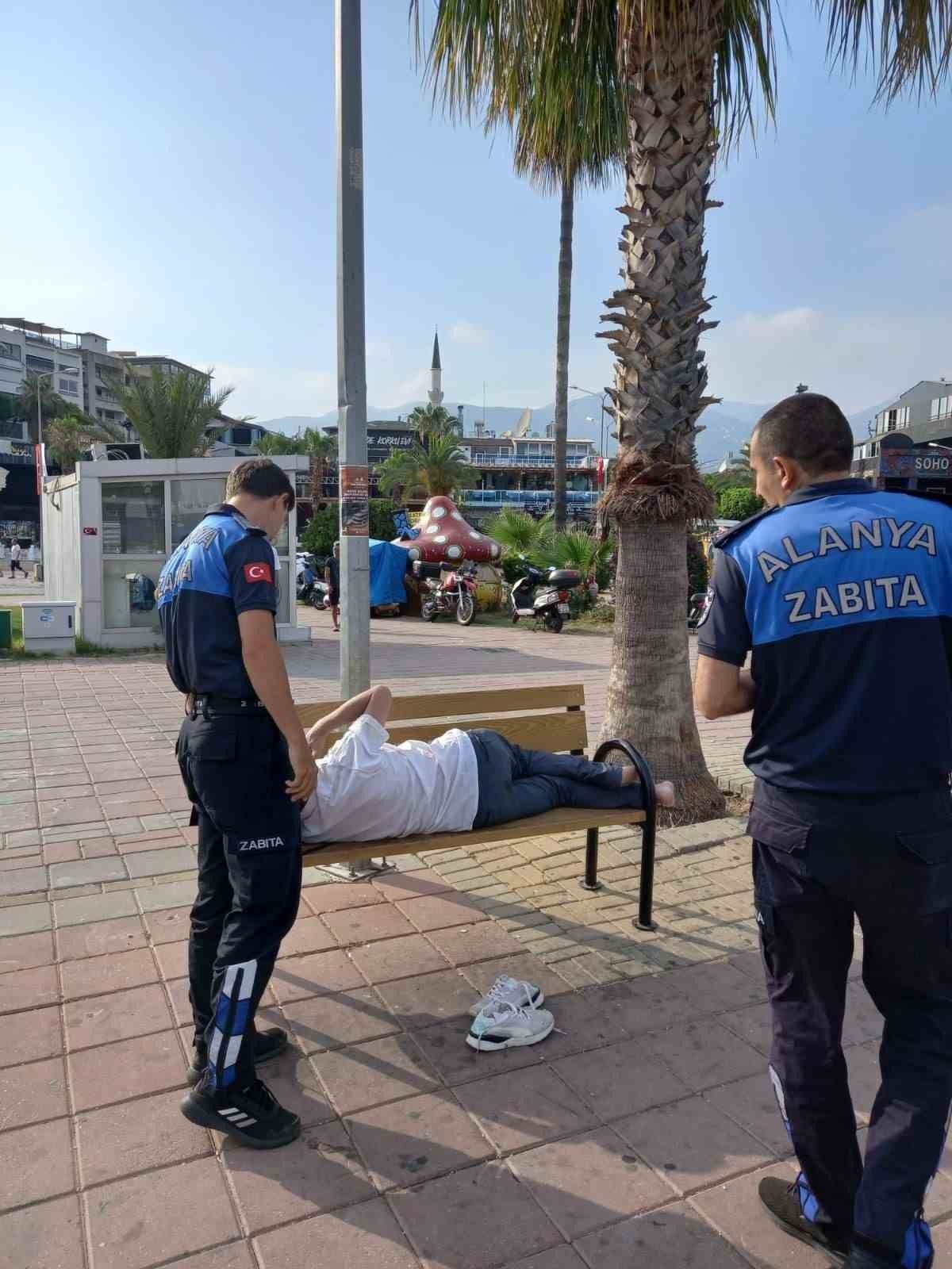 Alanya'da sahillerde ve banklarda yatanlara zabıta müdahalesi