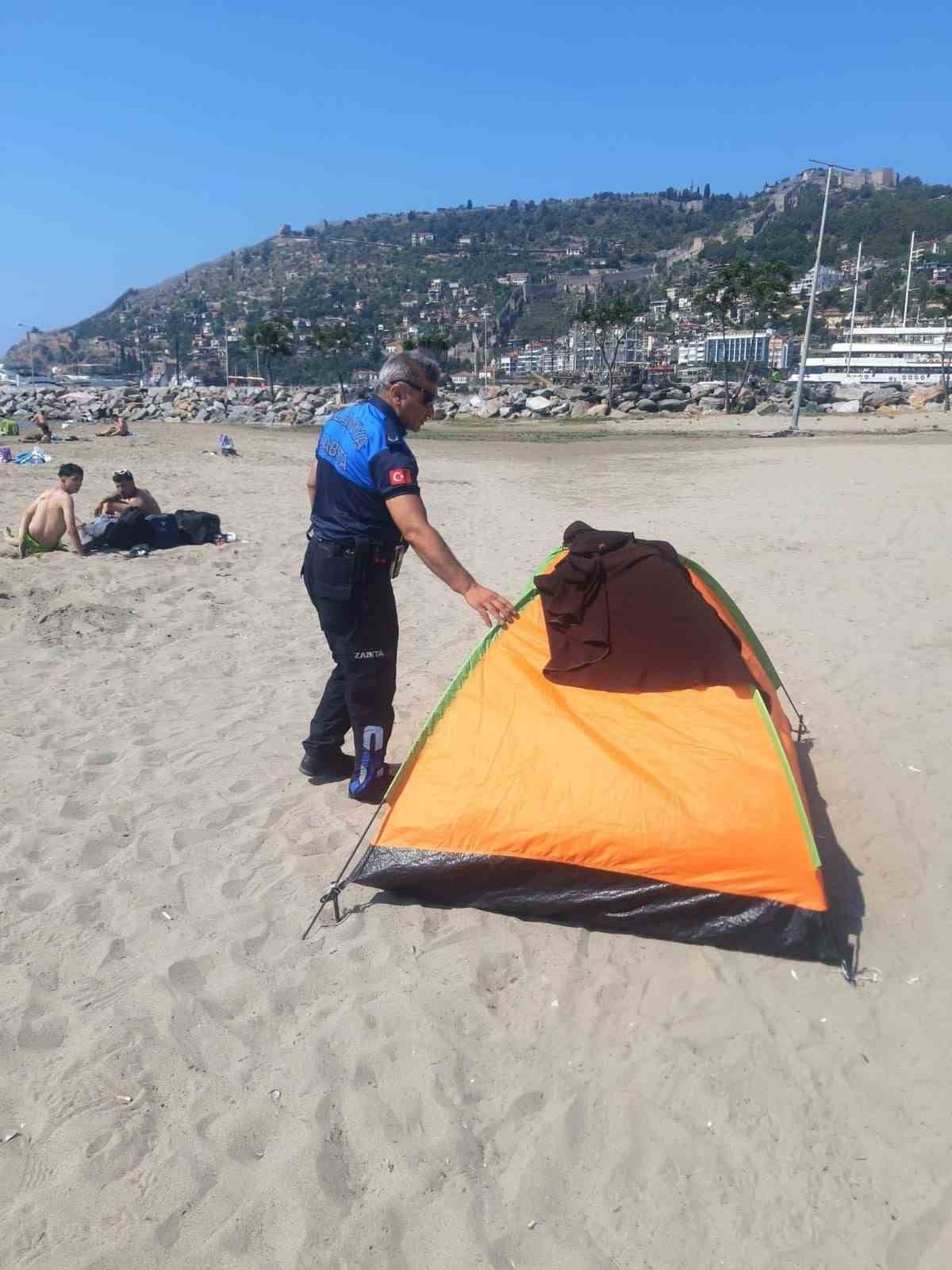 Alanya'da sahillerde ve banklarda yatanlara zabıta müdahalesi