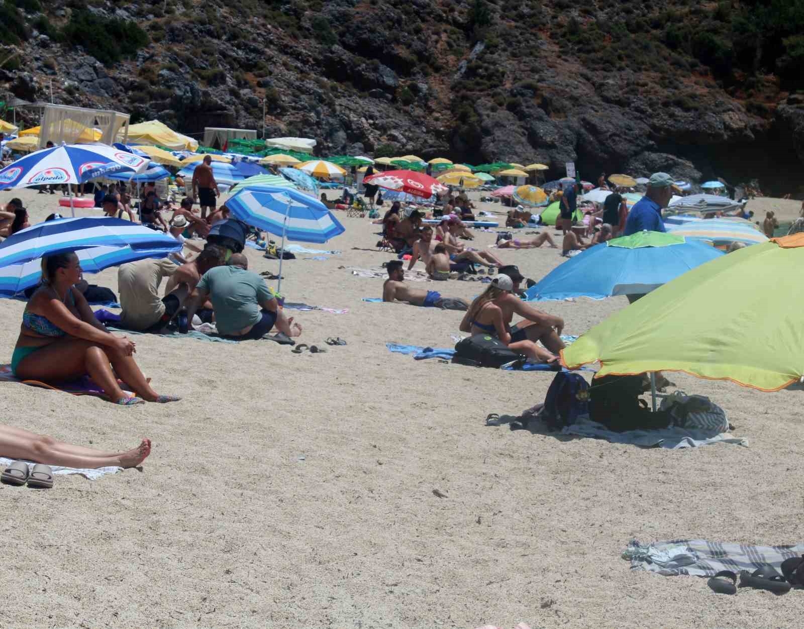Alanya'da sıcak havanın keyfini dünyaca ünlü Damlataş Plajı'nda çıkardılar