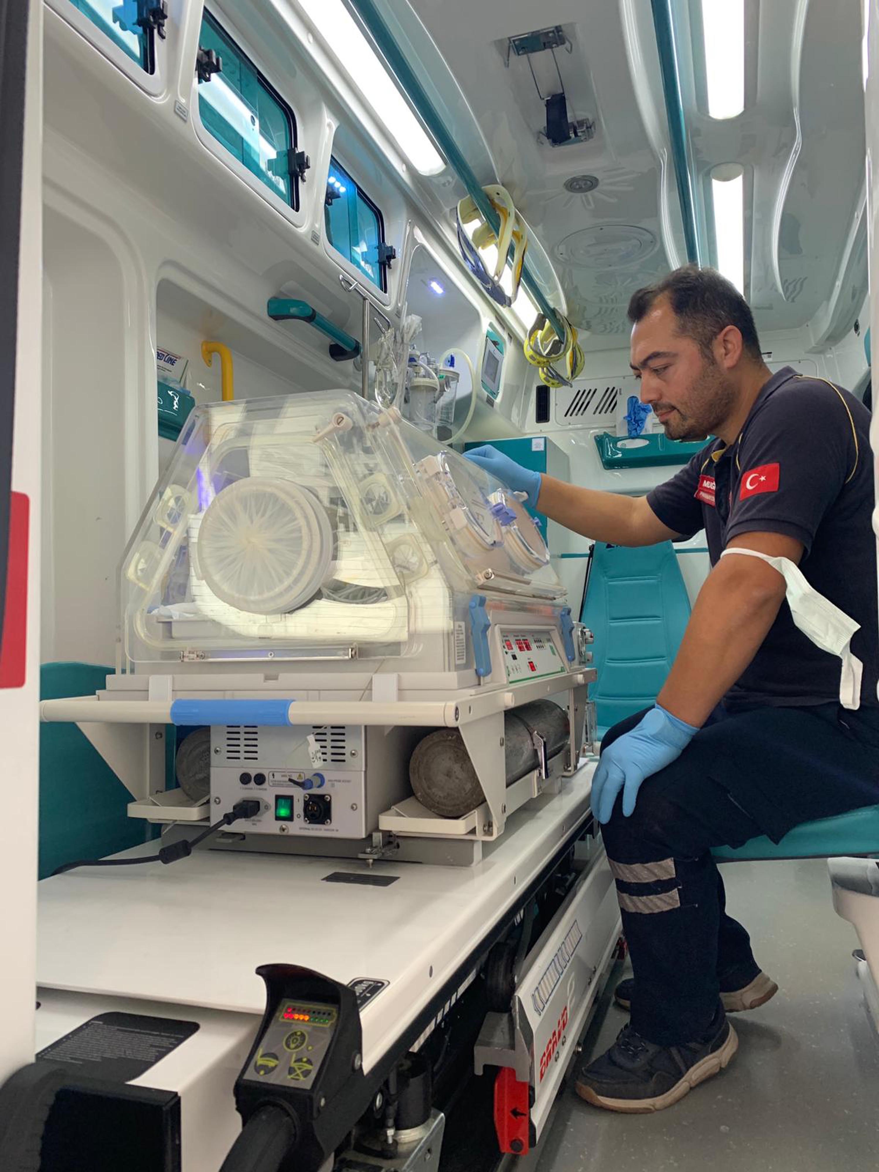 Ambulans helikopter, 1 günlük Simge bebek için havalandı