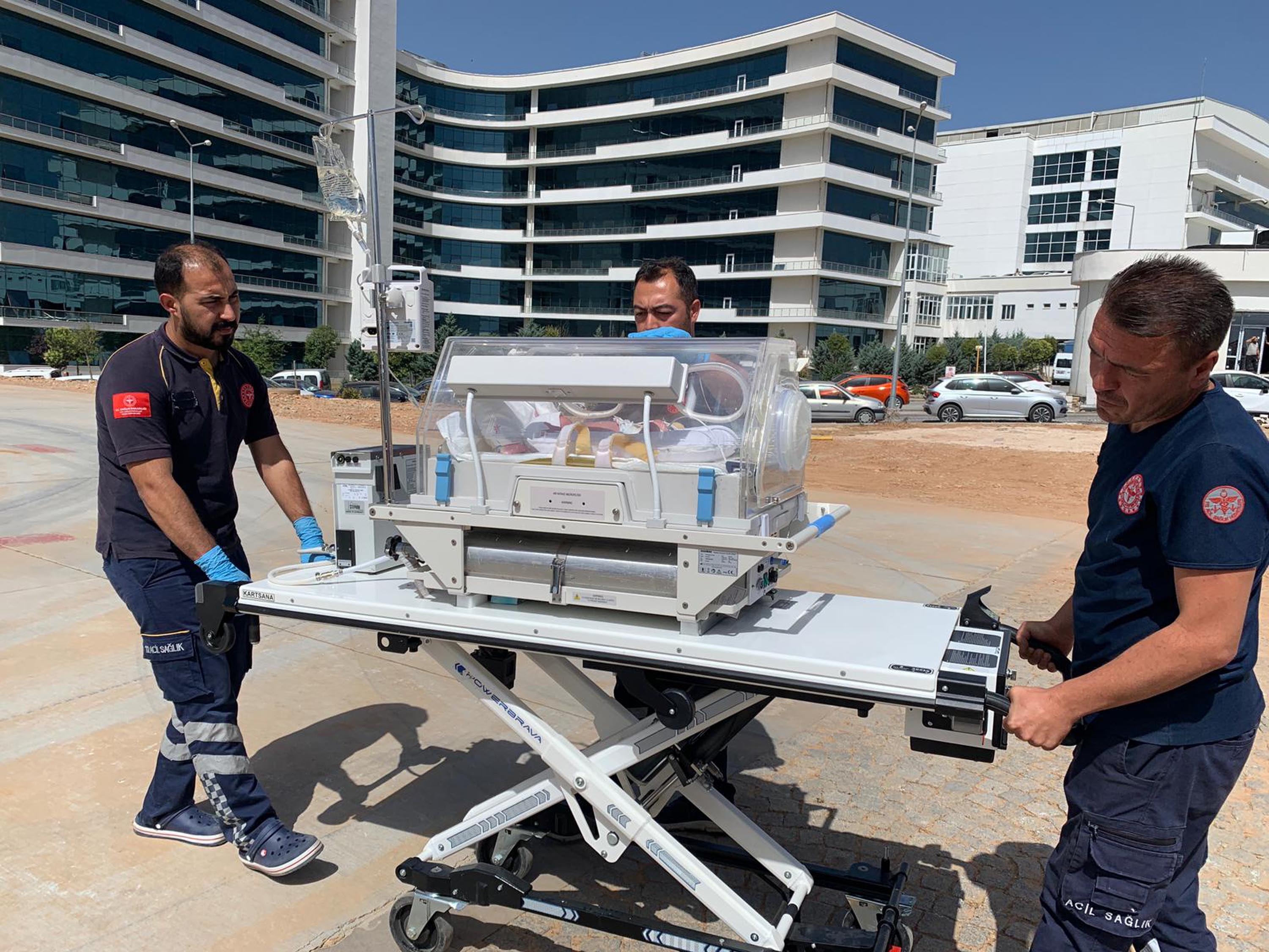 Ambulans helikopter, 1 günlük Simge bebek için havalandı