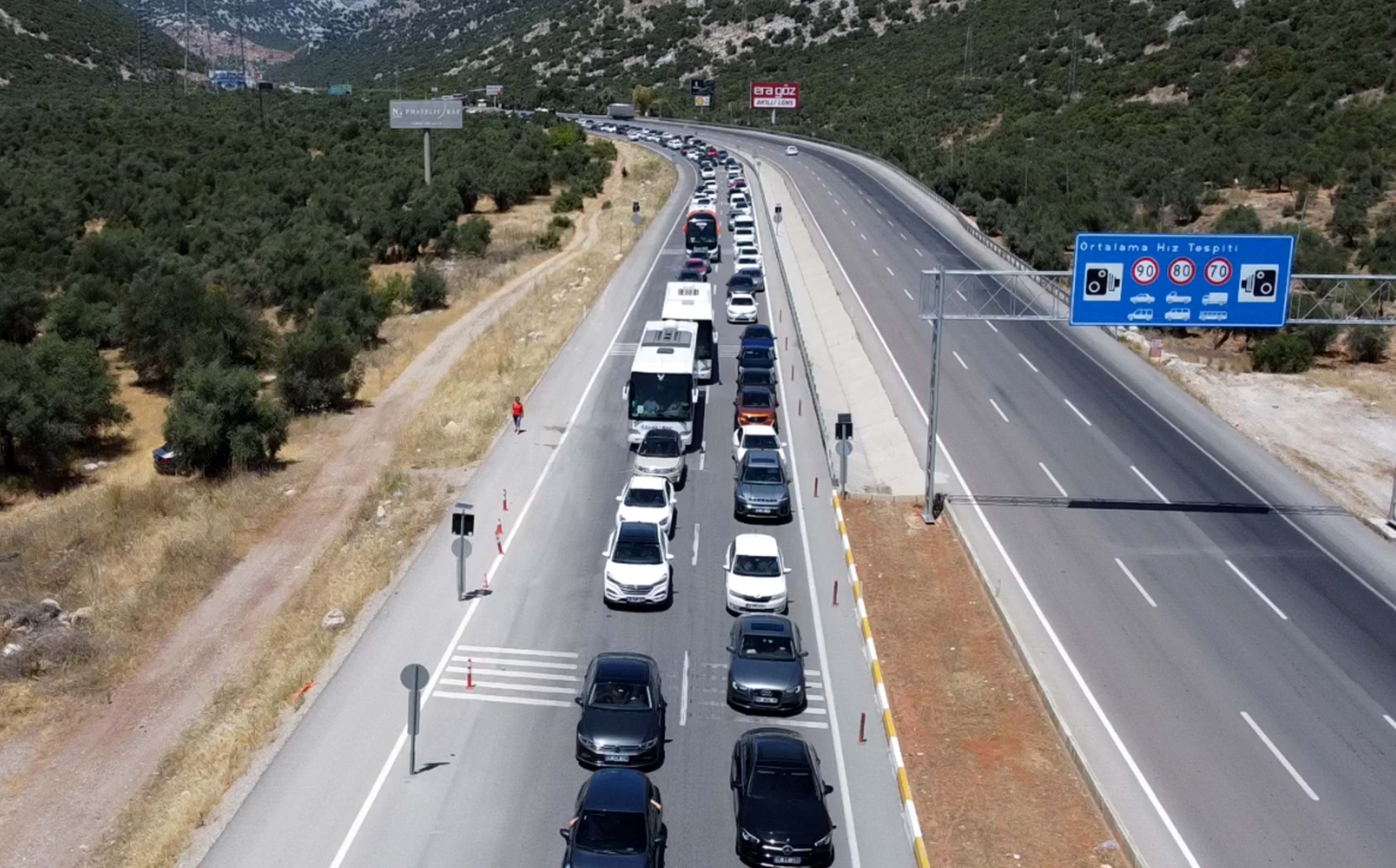 ANTALYA girişinde 5 kilometrelik bayram kuyruğu