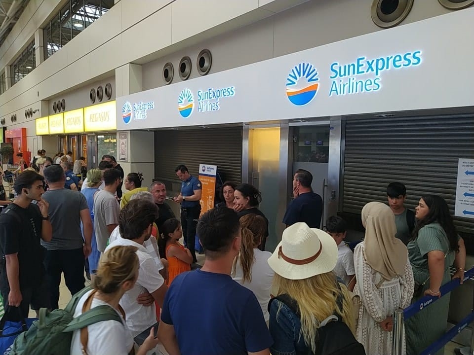 Antalya Havalimanı'nda yolcular uçak seferleri aksayan firmanın ofisini bastı