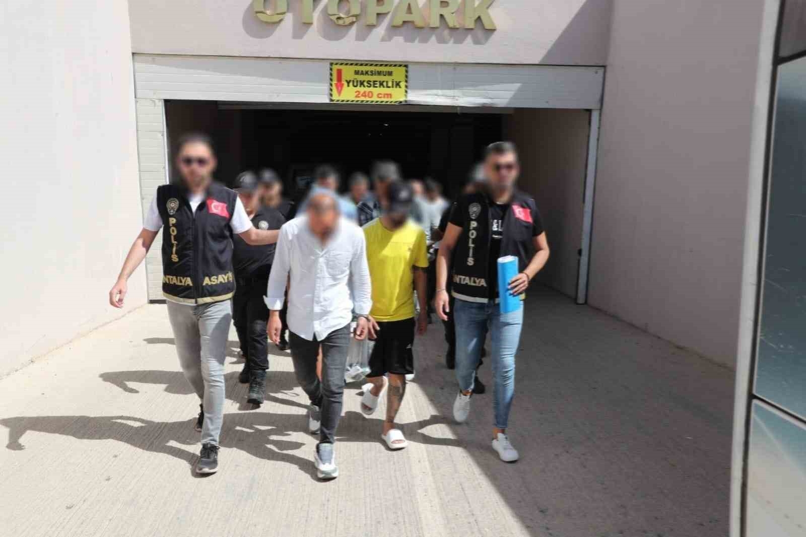 Antalya'da aranan şahıslara yönelik eş zamanlı operasyon: 148 kişi yakalandı
