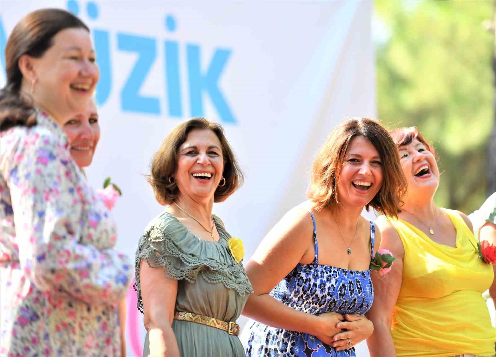Antalya'da, Dünya Yoga Günü kahkahayla kutlandı