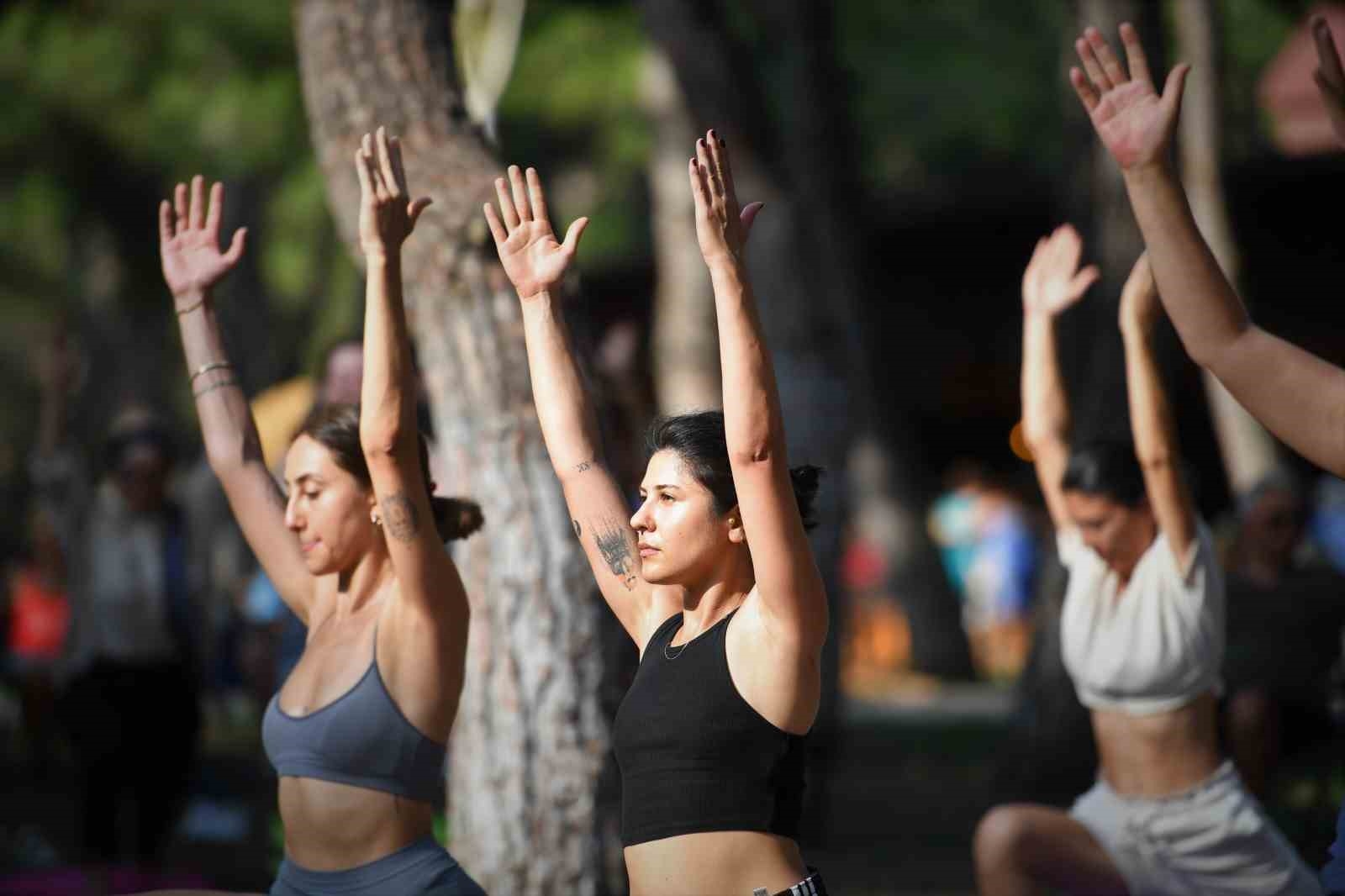 Antalya'da, Dünya Yoga Günü kahkahayla kutlandı