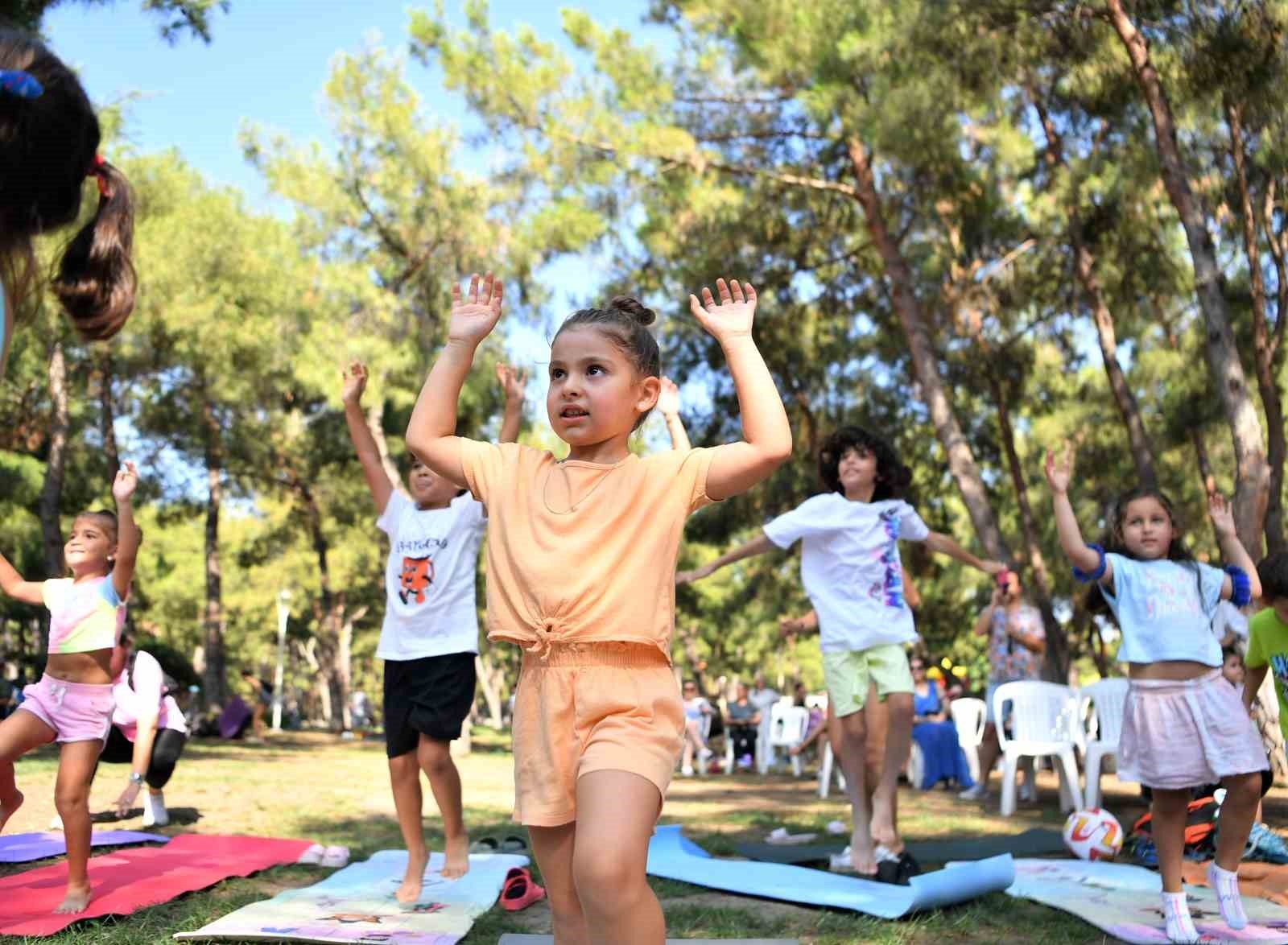 Antalya'da, Dünya Yoga Günü kahkahayla kutlandı