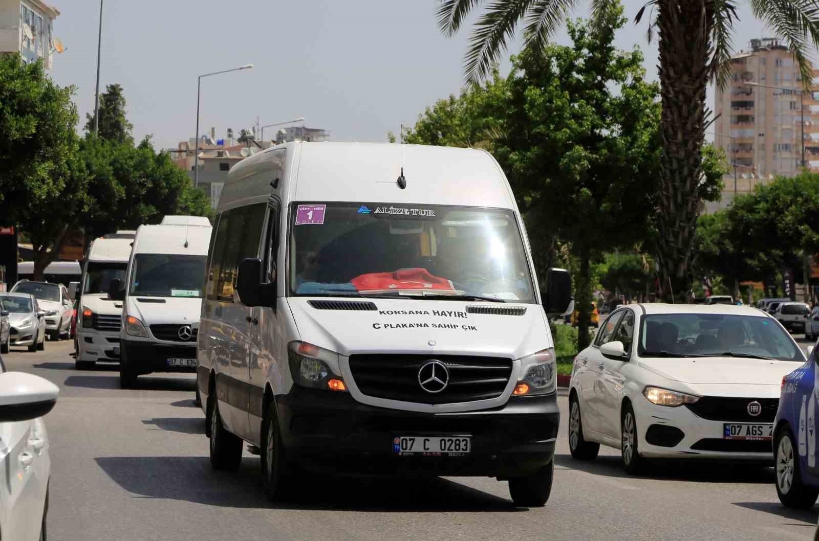 Antalya'da servisçiler korsana isyan etti
