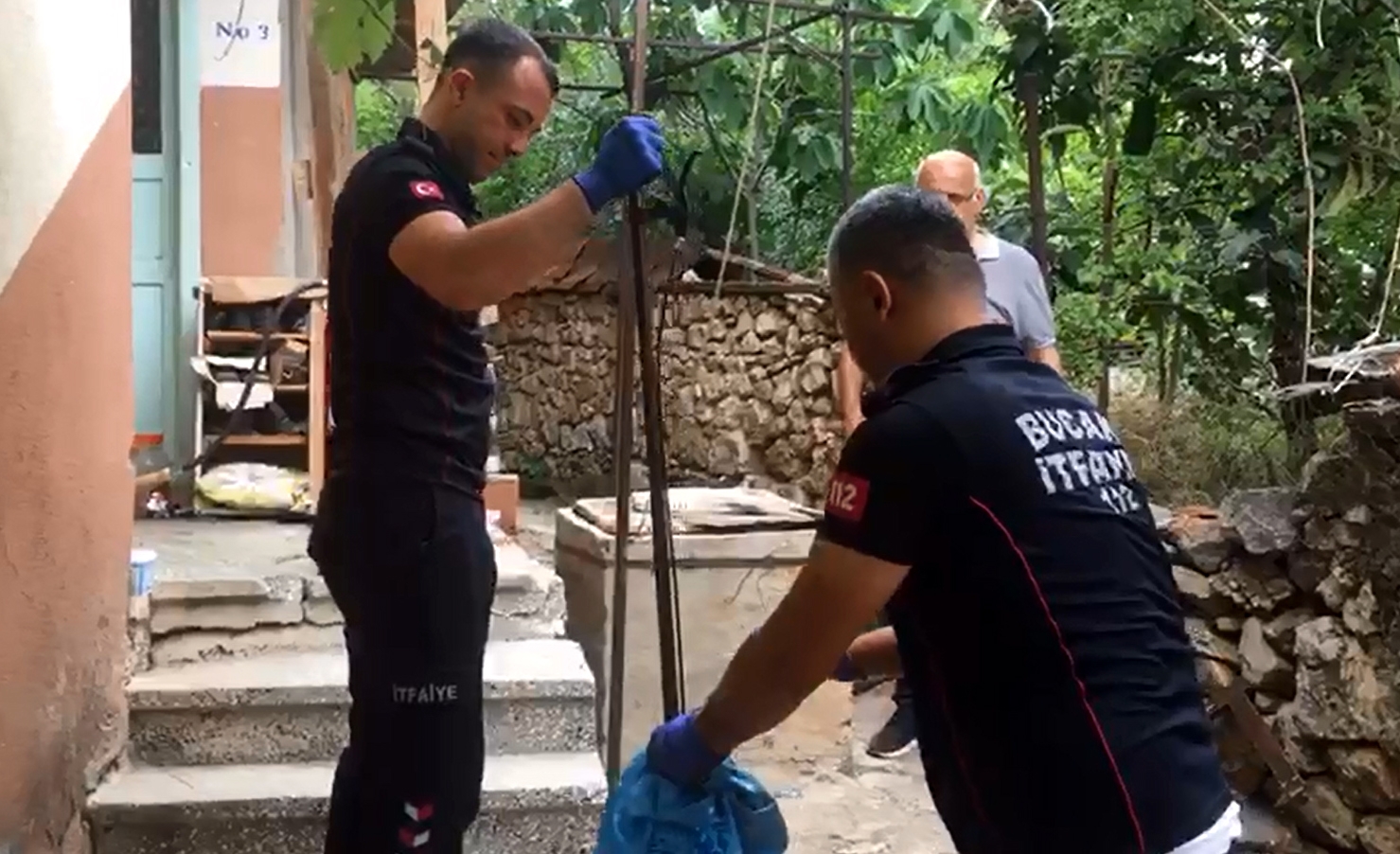 Bahçeye giren yılanı itfaiye yakaladı