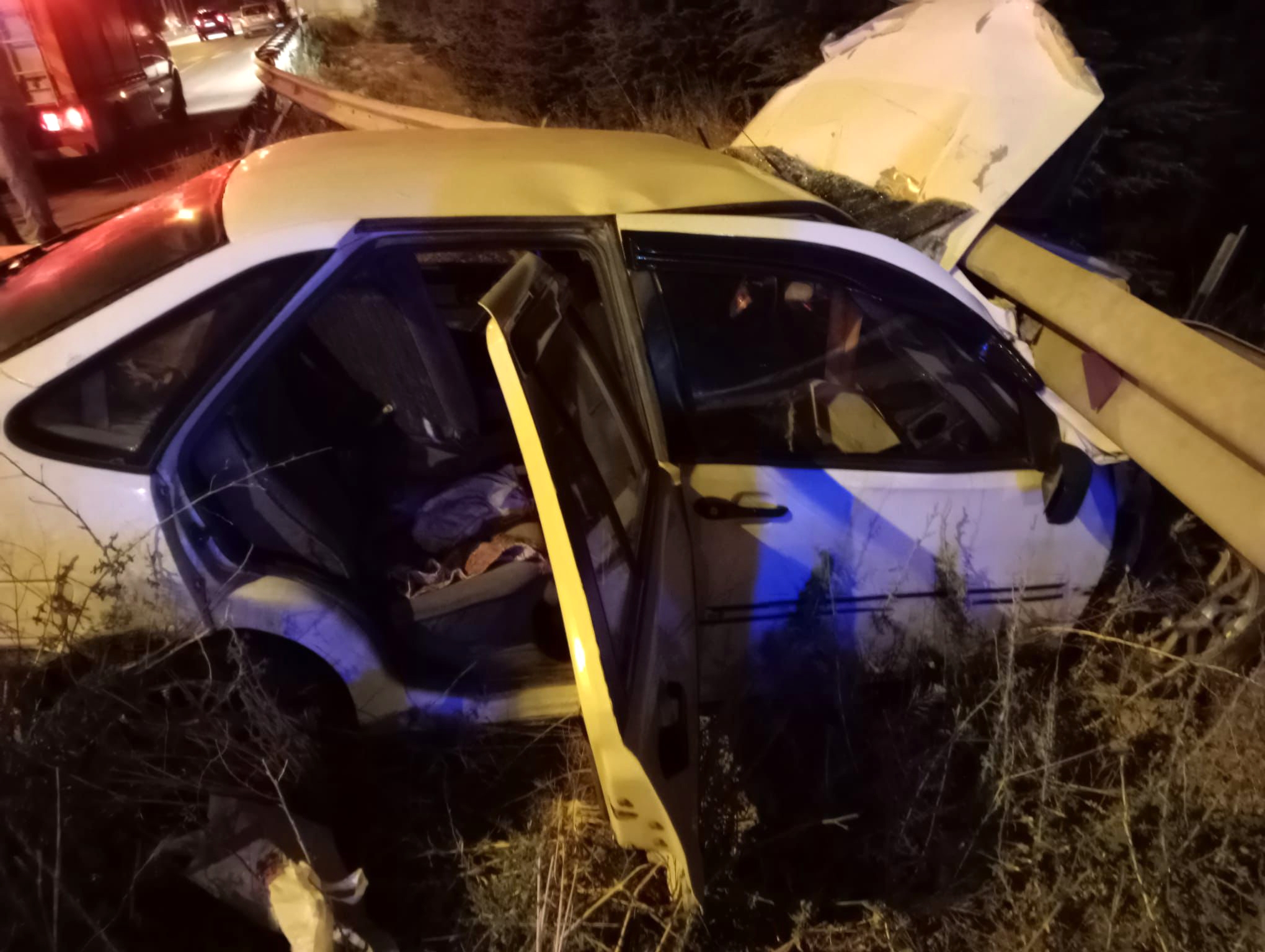 Bariyere saplanan otomobilde 2 yaralı