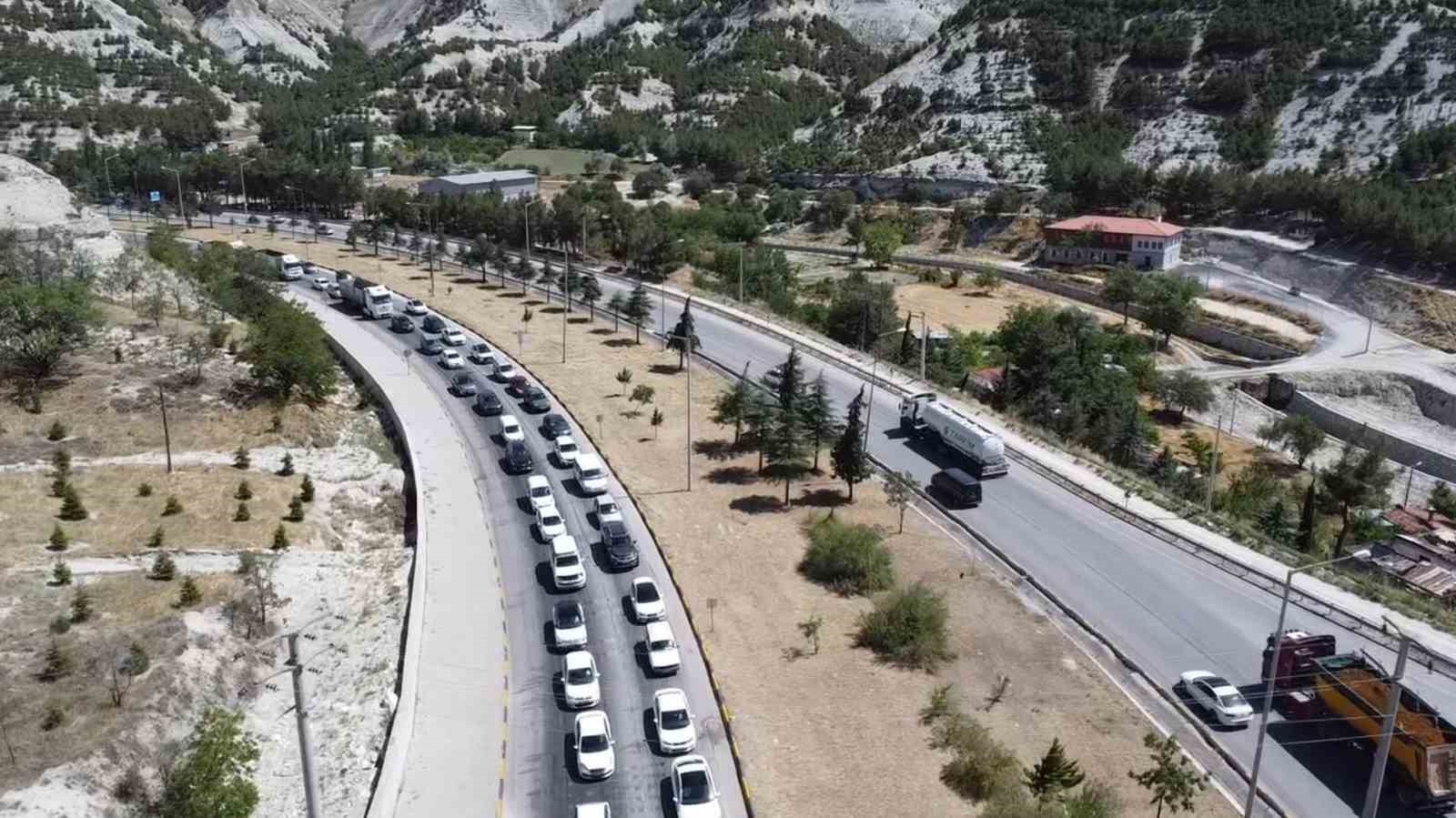Bayram tatili sonrasında Antalya ve Fethiye yollarının bağlantı noktası olan Burdur'da trafik yoğunluğu oluştu