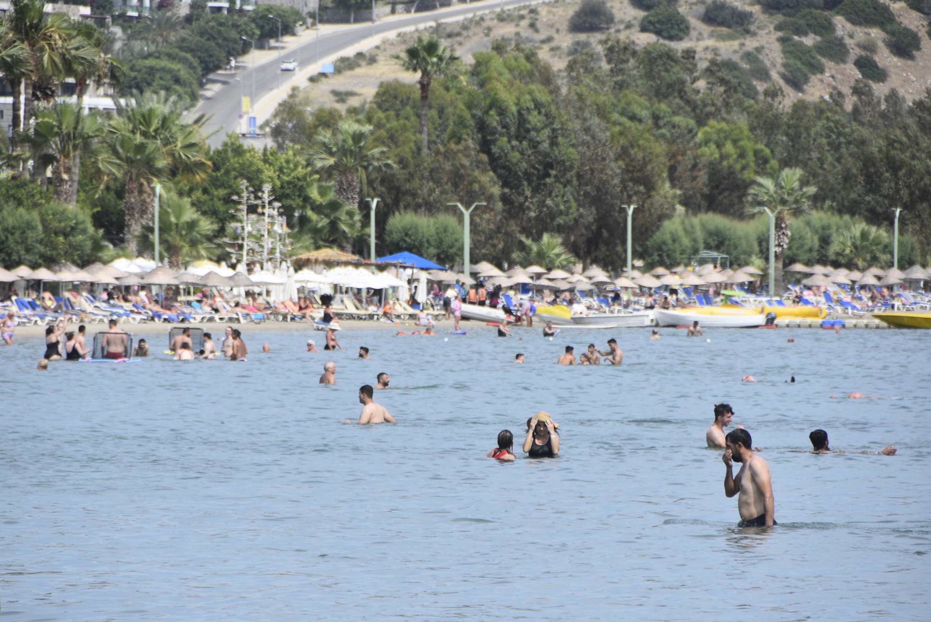 Bodrum'da hava sıcaklığı 38 dereceyi gördü, turistler sahile akın etti