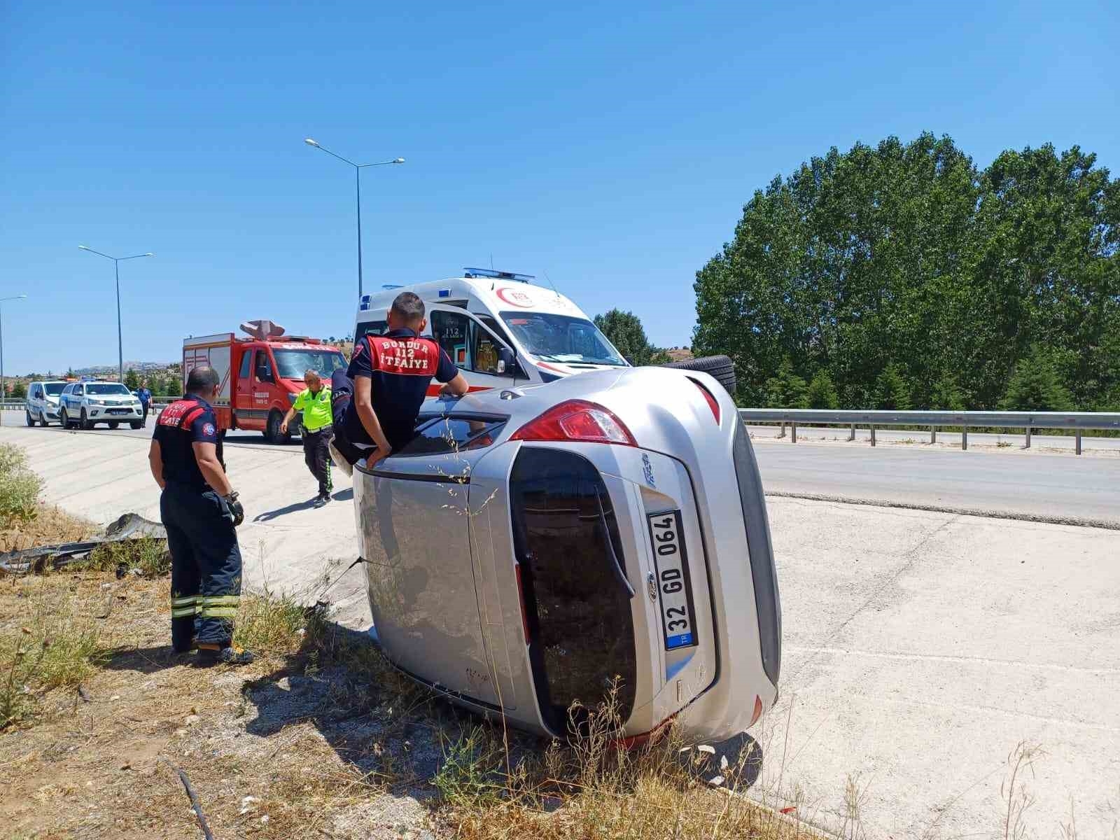 Burdur-Antalya kara yolunda kontrolden çıkan otomobil şarampole devrildi: 1 yaralı