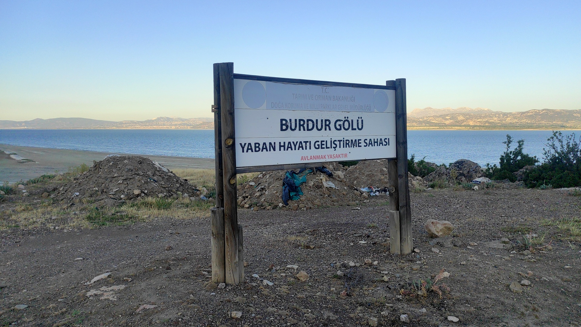 Burdur Gölü kenarına hafriyat ve atık döküldü