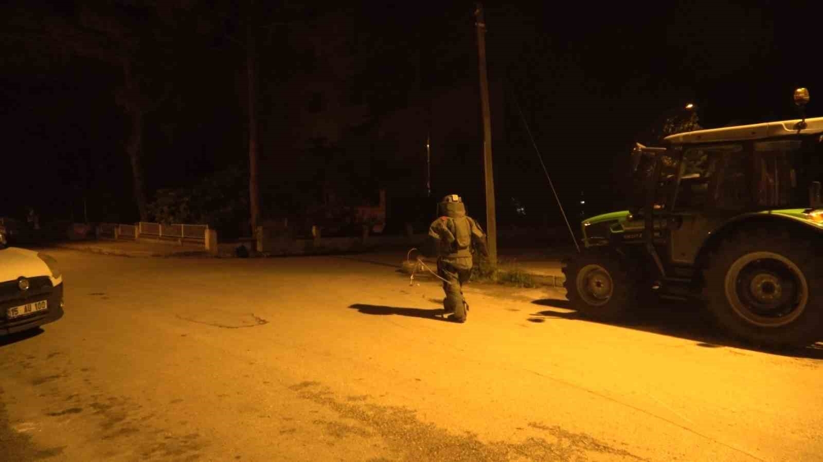 Burdur'da yol kenarına bırakılan şüpheli çanta ekipler tarafından fünye ile patlatıldı