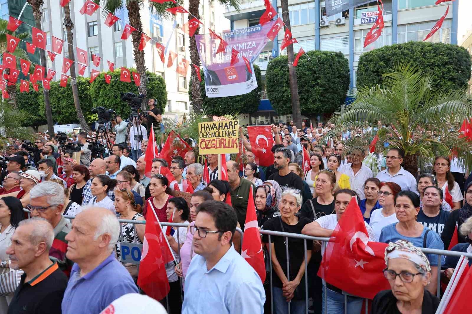 CHP Genel Başkanı Özel: "Emekliye bayram ikramiyesi 1 asgari ücret verilsin"