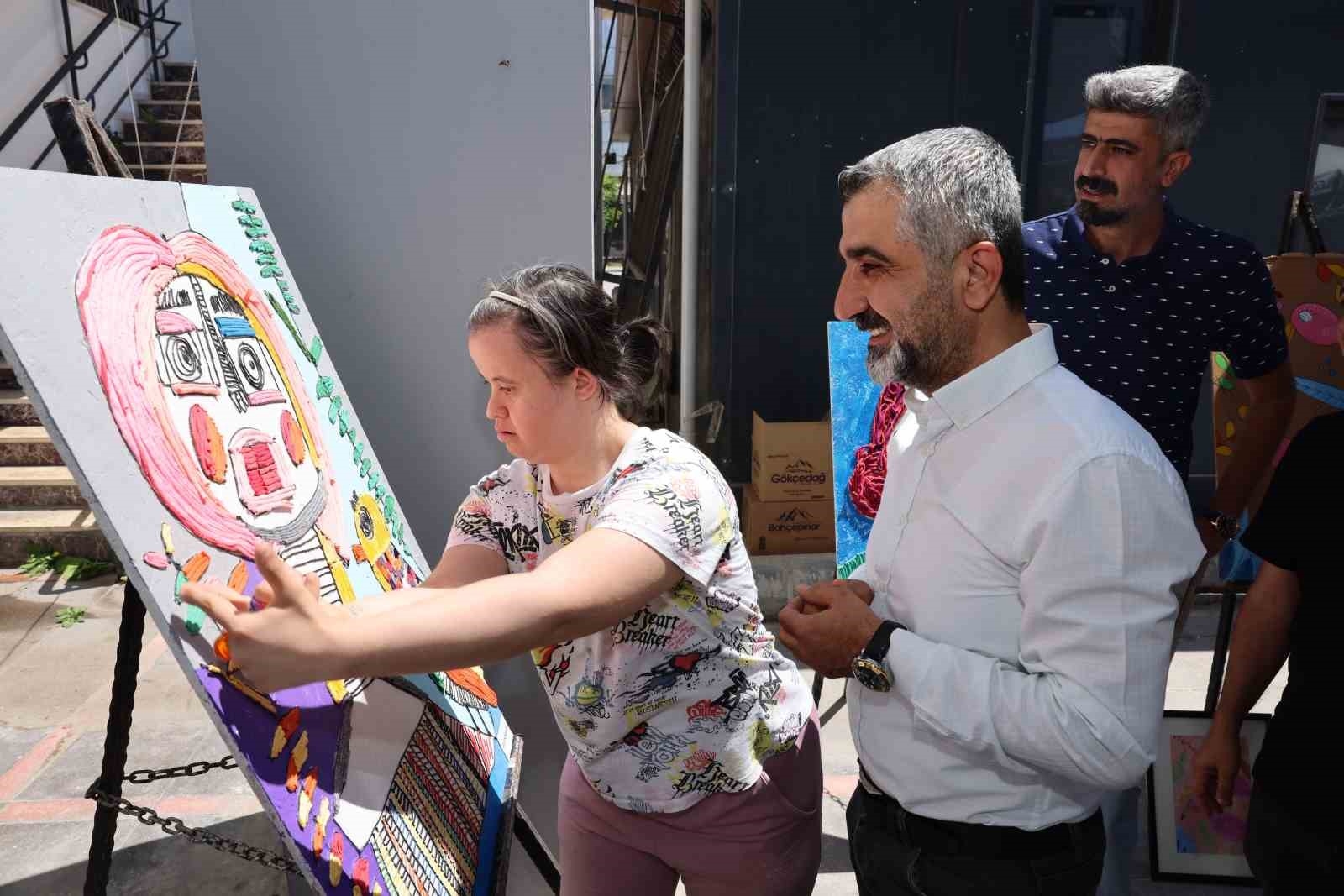Çocuklar çim adam yaptılar, kukla gösterisiyle eğlendiler
