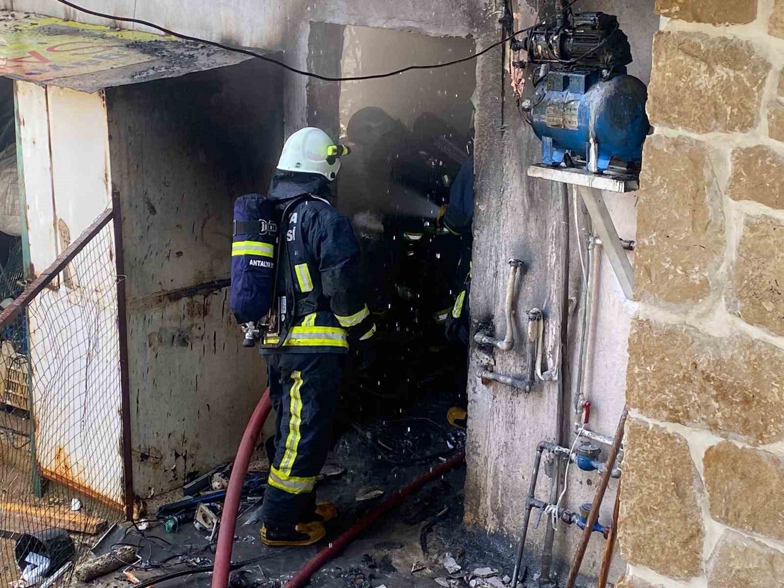 Depoda çıkan yangın eve sıçrar sıçramaz söndürüldü