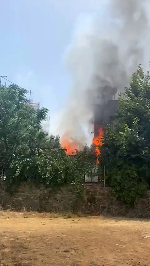 Depoda çıkan yangın eve sıçrar sıçramaz söndürüldü