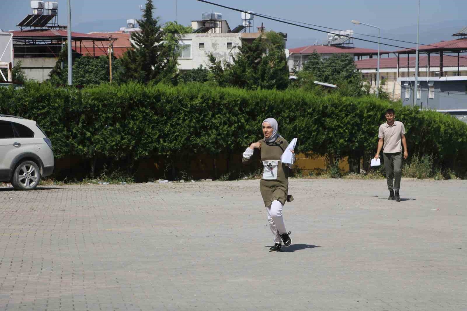Deprem bölgesinde 40 derece sıcakta YKS heyecanı, sınava geç kalanlar koşu maratonunda ter döktü