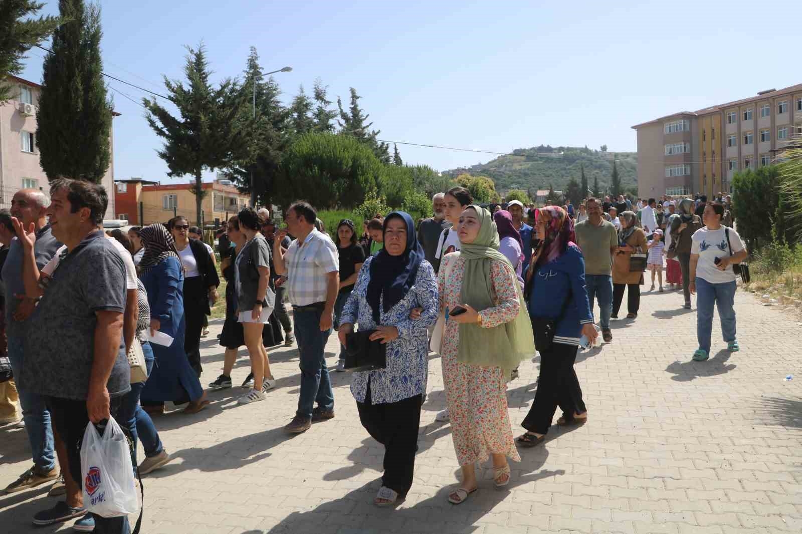 Deprem bölgesinde 40 derece sıcakta YKS heyecanı, sınava geç kalanlar koşu maratonunda ter döktü