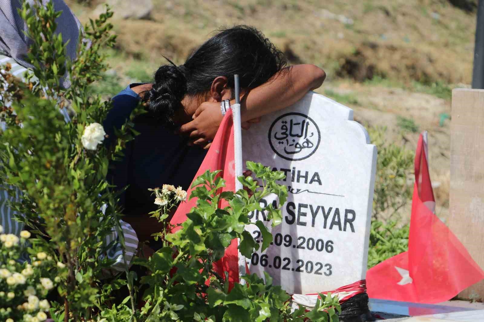 Deprem mezarlığında gözyaşları içinde hüzünlü bayram