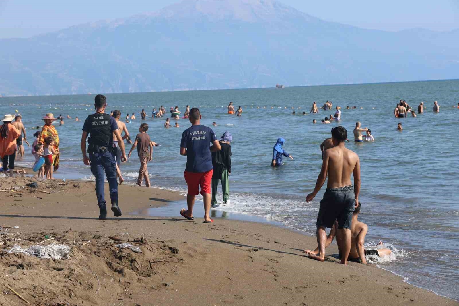 Depremle birlikte sessizliğe bürünen Türkiye'nin en uzun sahilinde eski günleri aratmayan bayram yoğunluğu