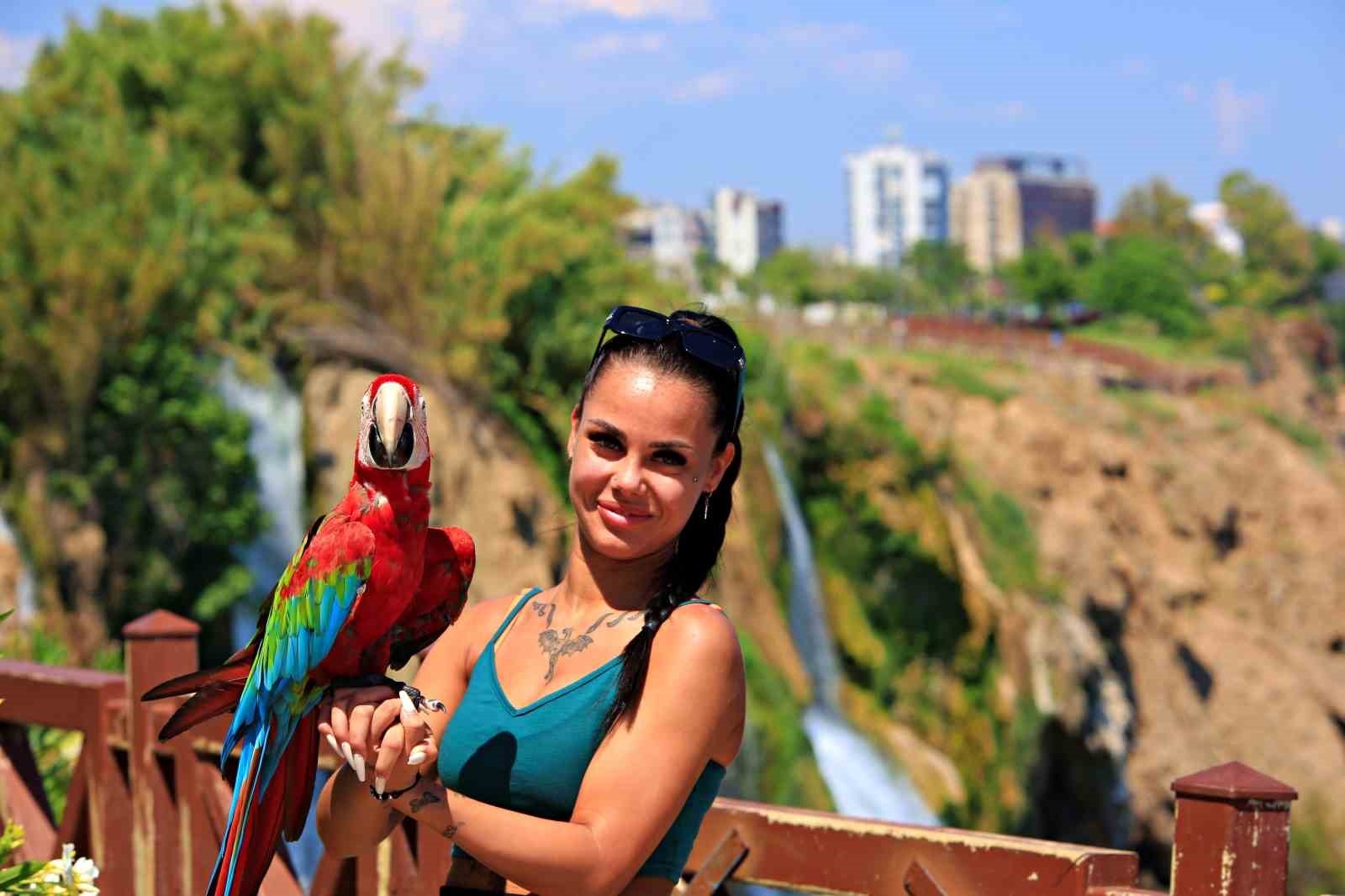 Düden Şelalesi'ne tatilci akını