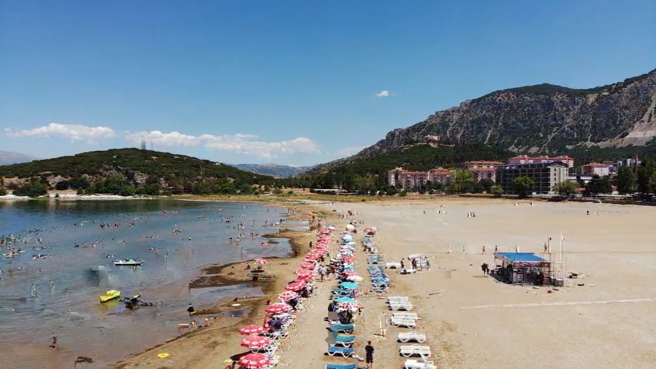 Eğirdir Gölü Akdeniz sahillerini aratmadı