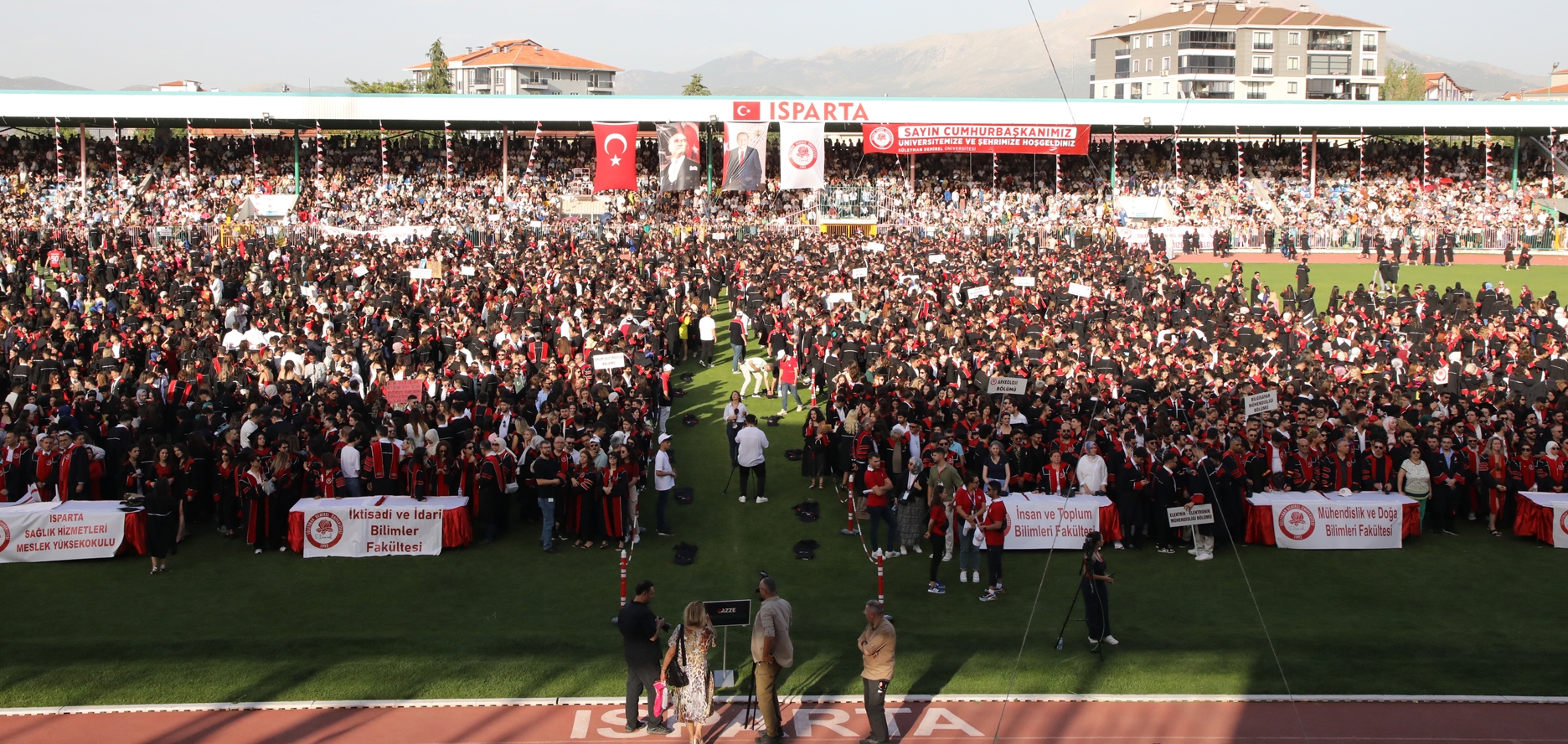 Gazze'deki üniversiteler için mezuniyet cübbesi bırakıldı