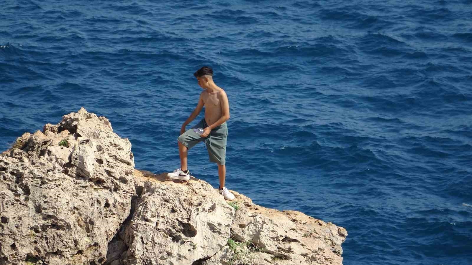 Gençlerin falezlerde tehlikeli manzara keyfi