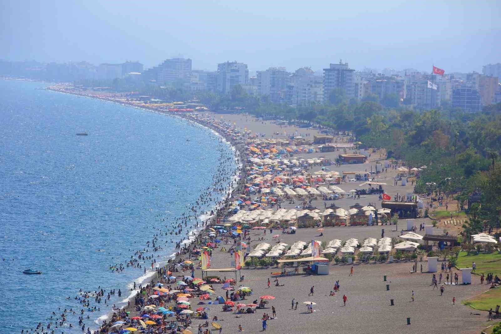 Gençlerin falezlerde tehlikeli manzara keyfi