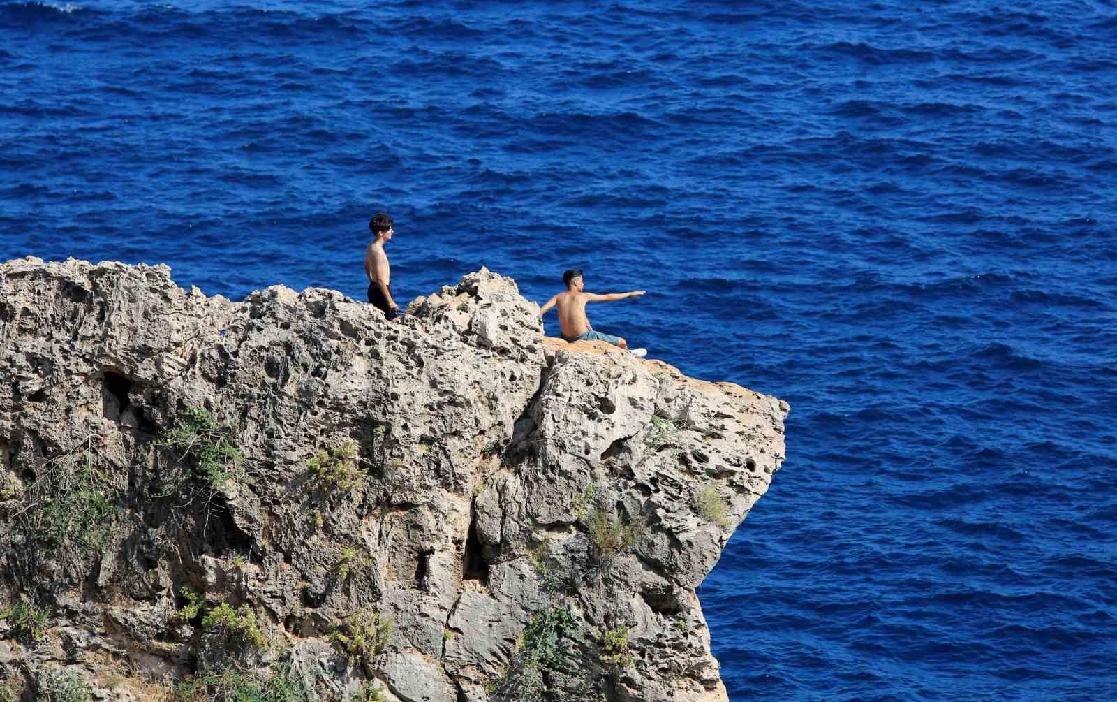 Gençlerin falezlerde tehlikeli manzara keyfi