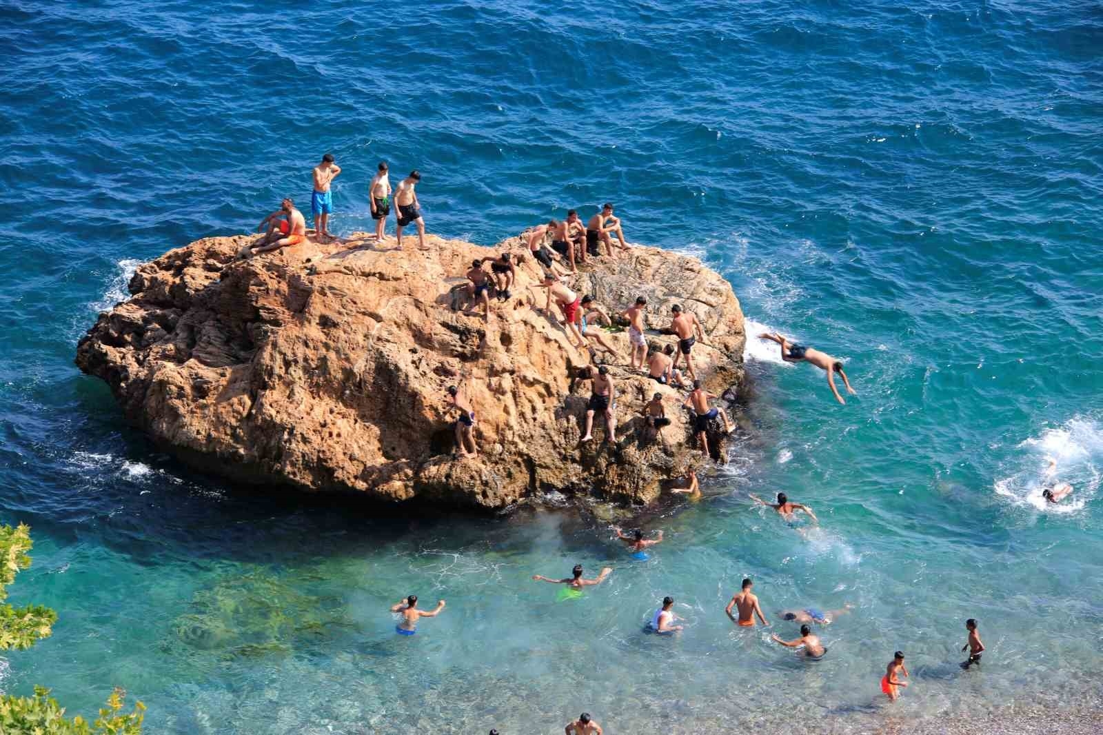 Gençlerin falezlerde tehlikeli manzara keyfi