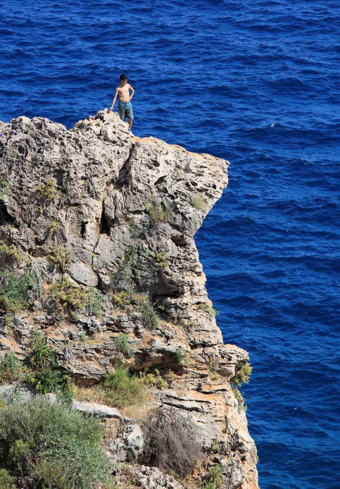 Gençlerin falezlerde tehlikeli manzara keyfi