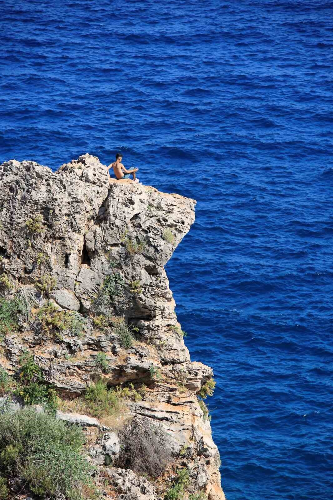 Gençlerin falezlerde tehlikeli manzara keyfi