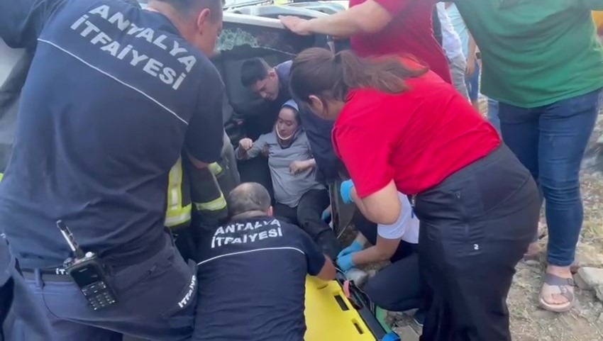 Hamile kadın takla atan otomobilde sıkıştı