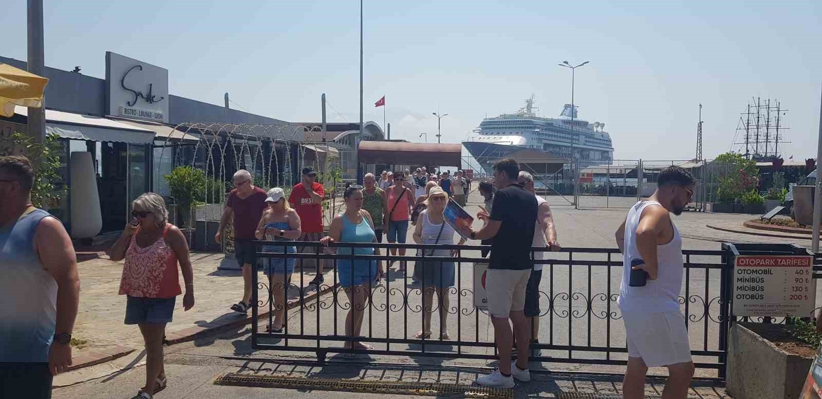 İngilizler 'Marella Discovery' ile Alanya Limanı'na demirledi