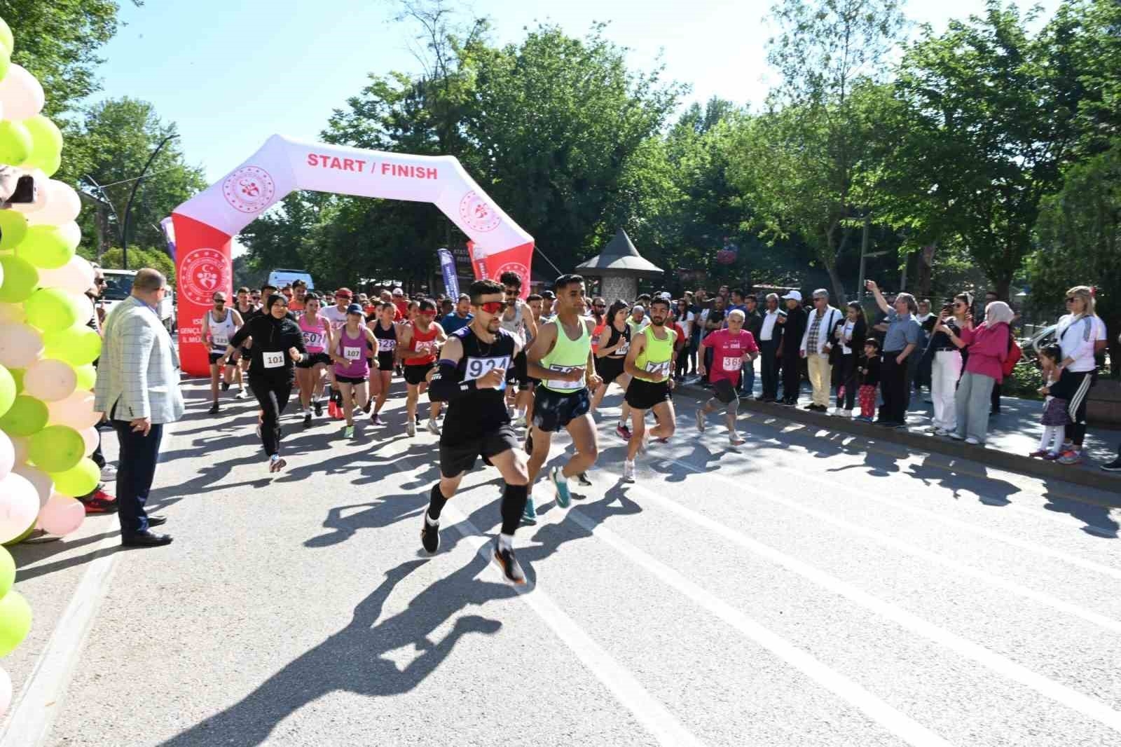 Isparta'da 120 sporcu Gül Koşusu'nda ter döktü