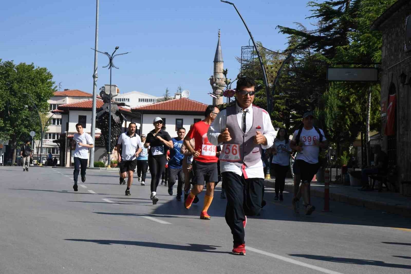 Isparta'da 120 sporcu Gül Koşusu'nda ter döktü