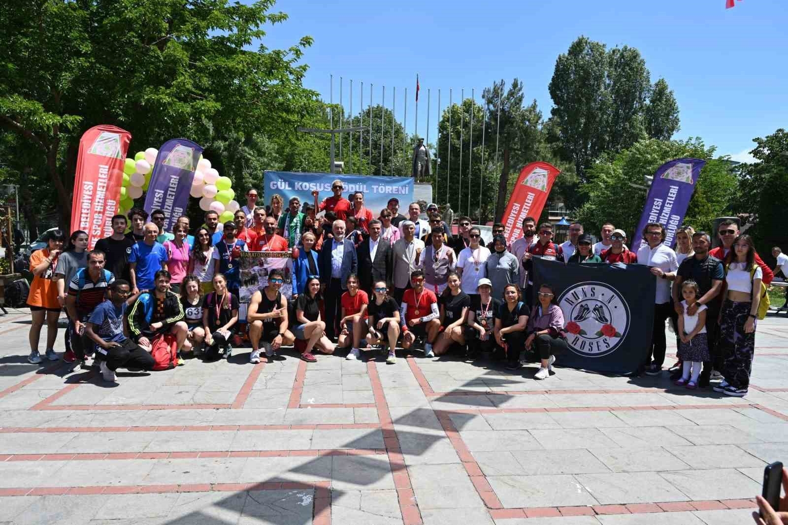 Isparta'da 120 sporcu Gül Koşusu'nda ter döktü