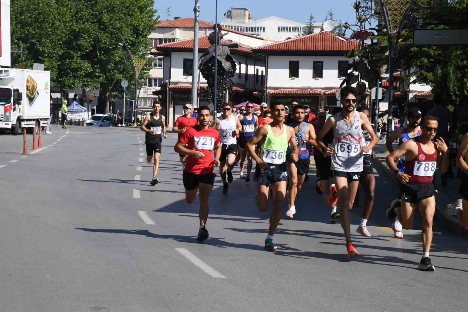 Isparta'da 120 sporcu Gül Koşusu'nda ter döktü
