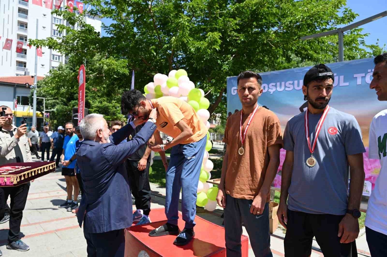 Isparta'da 120 sporcu Gül Koşusu'nda ter döktü