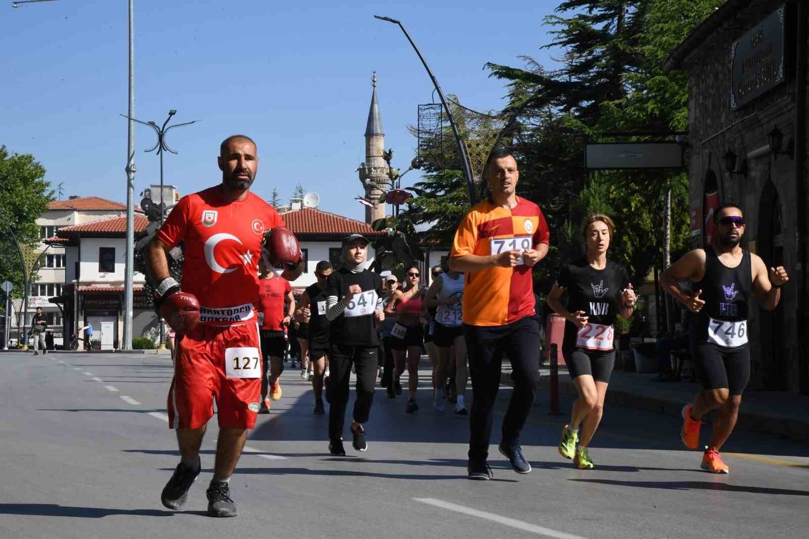 Isparta'da 120 sporcu Gül Koşusu'nda ter döktü