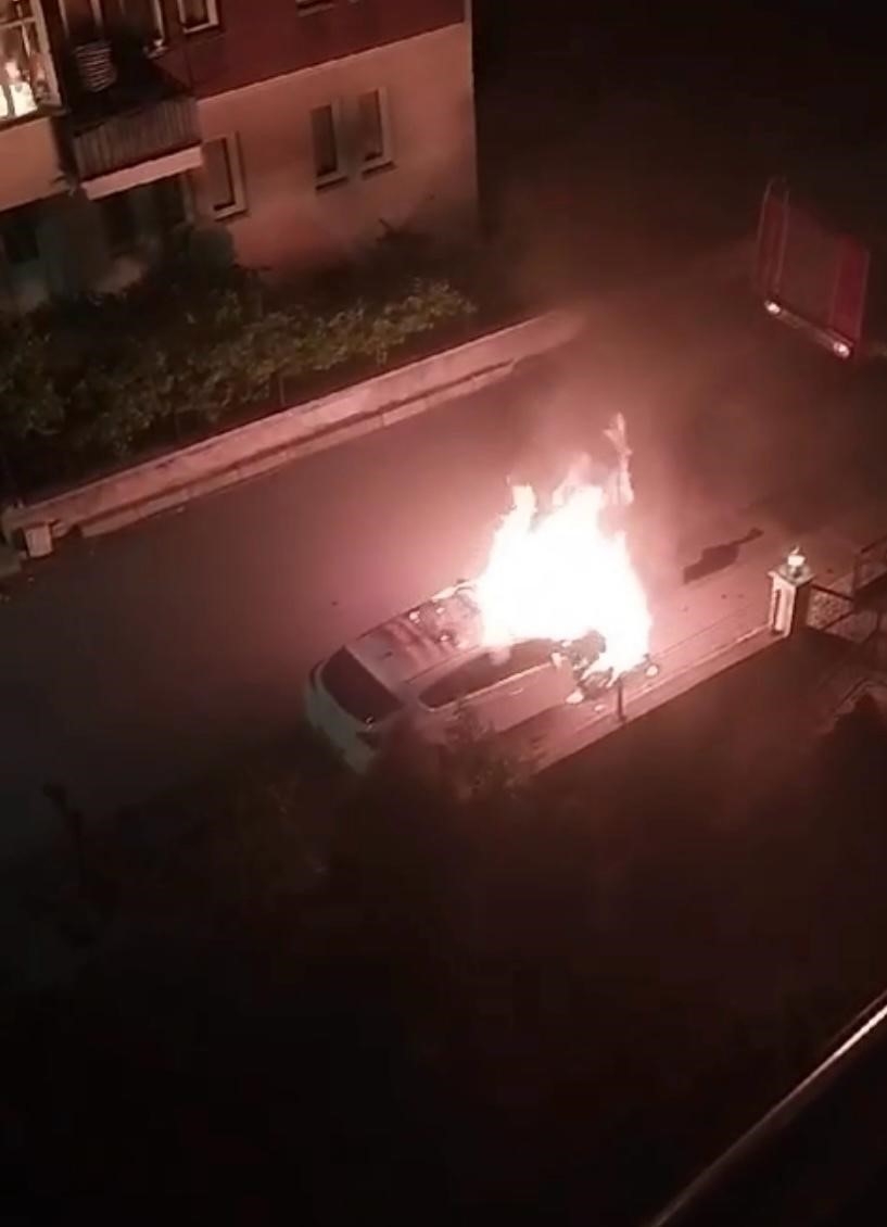 Isparta'da alev alan otomobil kullanılamaz hale geldi
