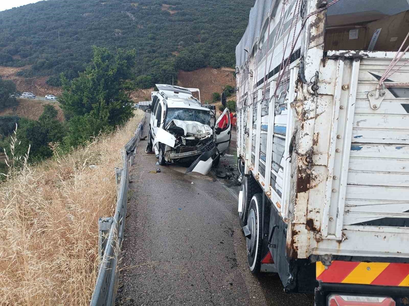 Isparta'da kamyon ile hafif ticari araç çarpıştı: 1'i ağır 5 yaralı